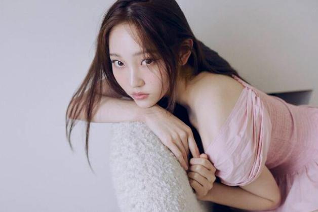 '<b>하이브</b> 신인' 아일릿, <b>영서</b> 없이 <b>데뷔</b>..."전속계약 종료"