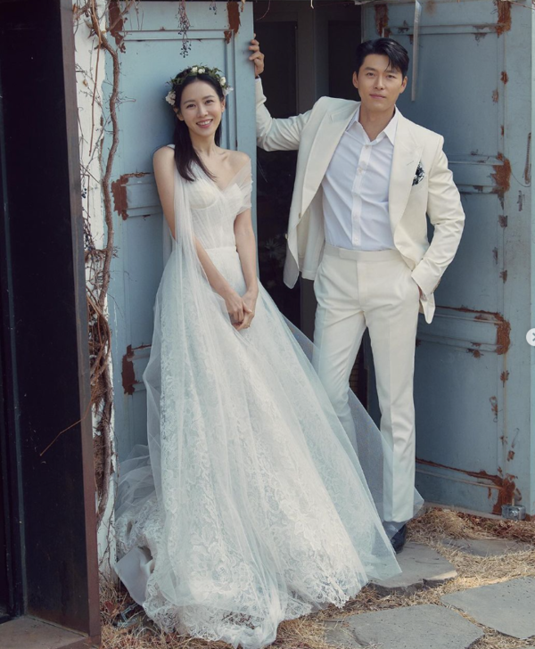 <b>손예진</b>, <b>현빈</b>과 결혼 <b>2주년</b> 자축…미공개 웨딩화보 공개