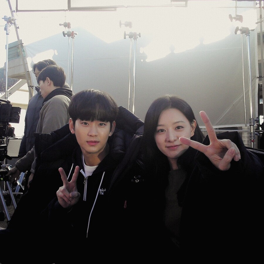 10대라 해도 믿겠어…곽동연이 찍은 <b>김수현</b>·<b>김지원</b> '<b>백홍</b> 투샷'