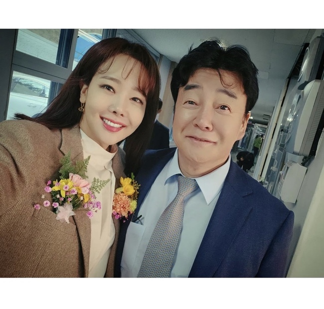 “<b>백종원</b> 이사장님”…<b>소유진</b>, 여사님으로 <b>졸업식</b> 참석