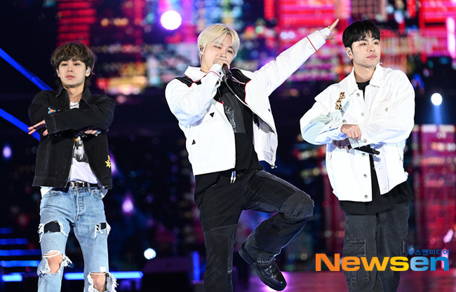 <b>아이콘 송윤형</b>-김진환-<b>구준회</b>, 신난다~ [포토엔HD]