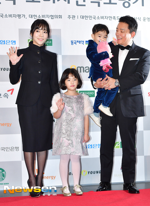맞팔 끊고 의미심장 글…<b>이범수</b><b>이윤진</b> 파경설 즉각 부인 “이혼 <b>아냐</b>”[종합...