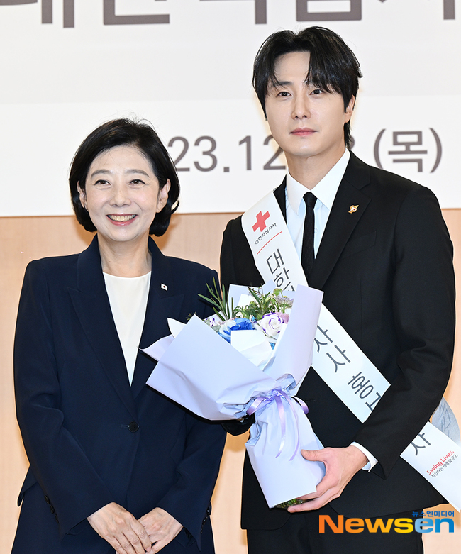 <b>정일우</b>, <b>적십자</b> 배지 달고 기념촬영 [포토엔HD]