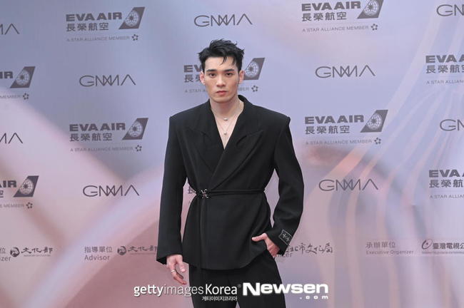 <b>르세라핌</b>, 공개 <b>성희롱</b> 당했다…대만 가수 <b>황위진</b> 저질발언 사과