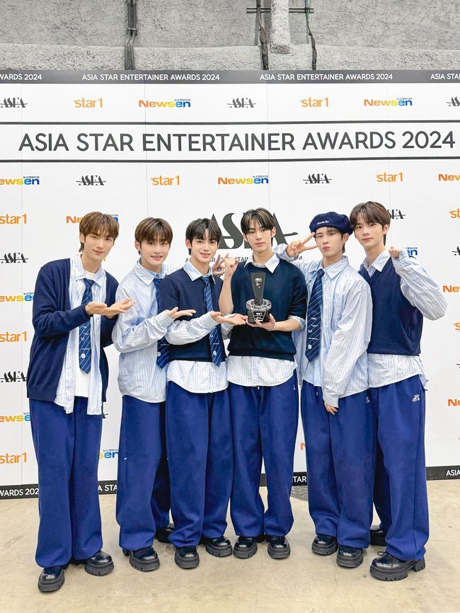 TWS, <b>데뷔</b> 3개월 만에 <b>신인상</b> 수상…올해 최고 신인 입증